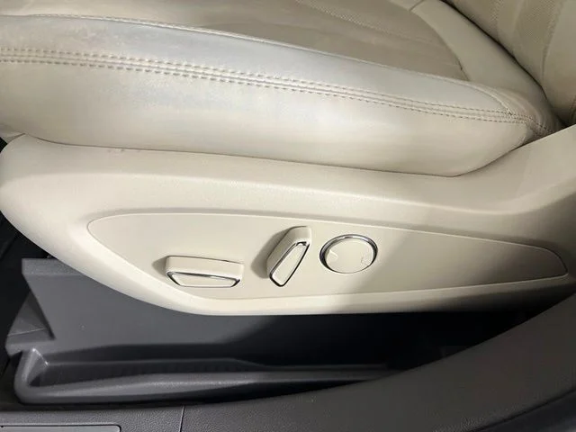 Used 2019 Brown Lincoln Select image 18