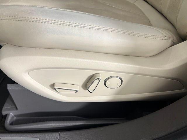 Used 2019 Brown Lincoln Select image 18