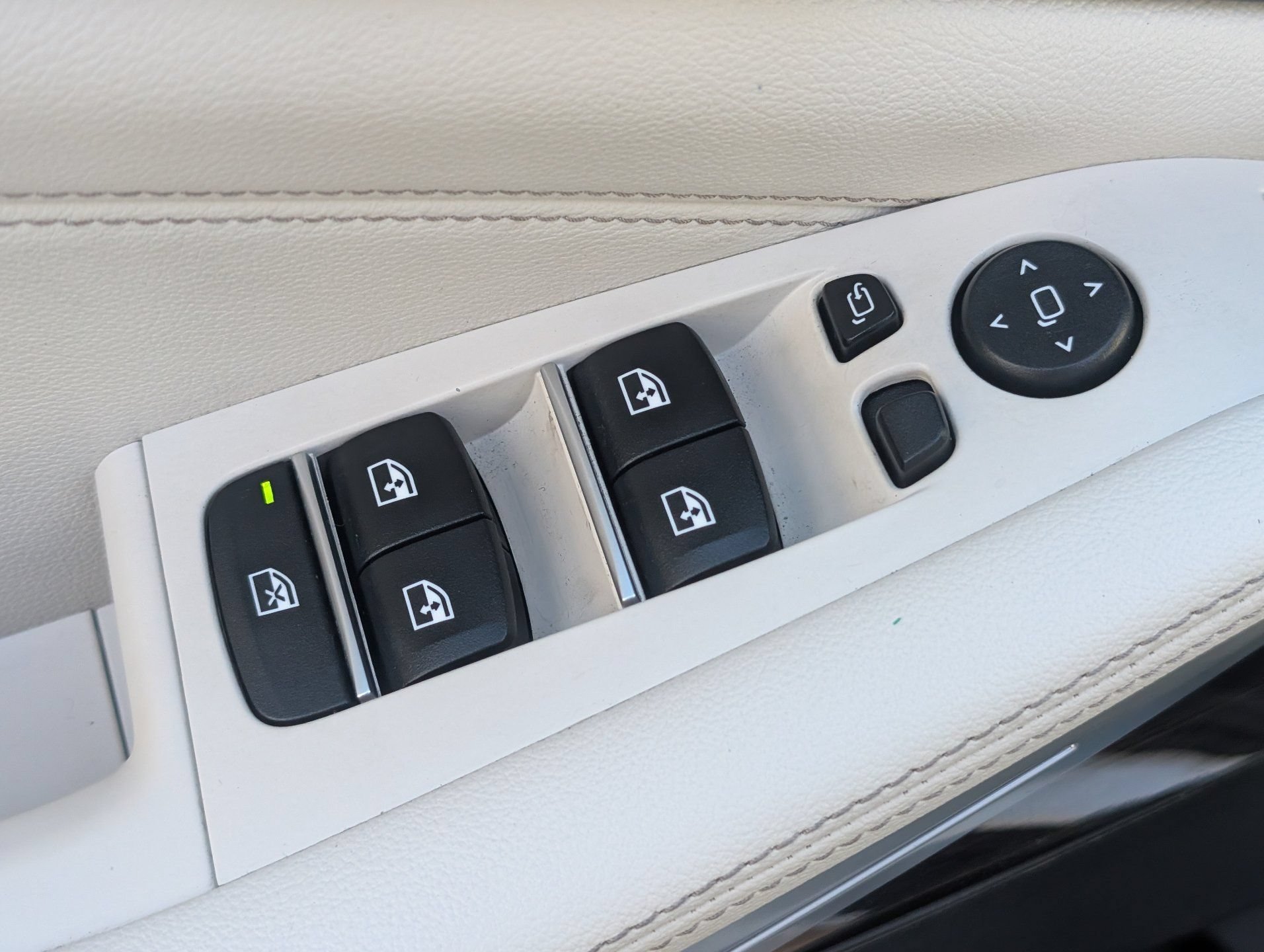 Used 2020 White BMW sDrive40i image 19
