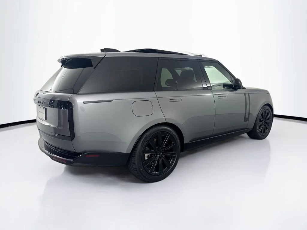 New 2026 Eiger Grey Land Rover SE image 5