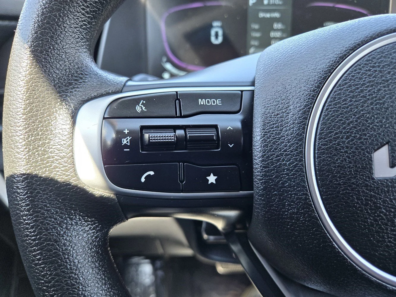 Used 2025 Glacial White Pearl Kia LX image 19