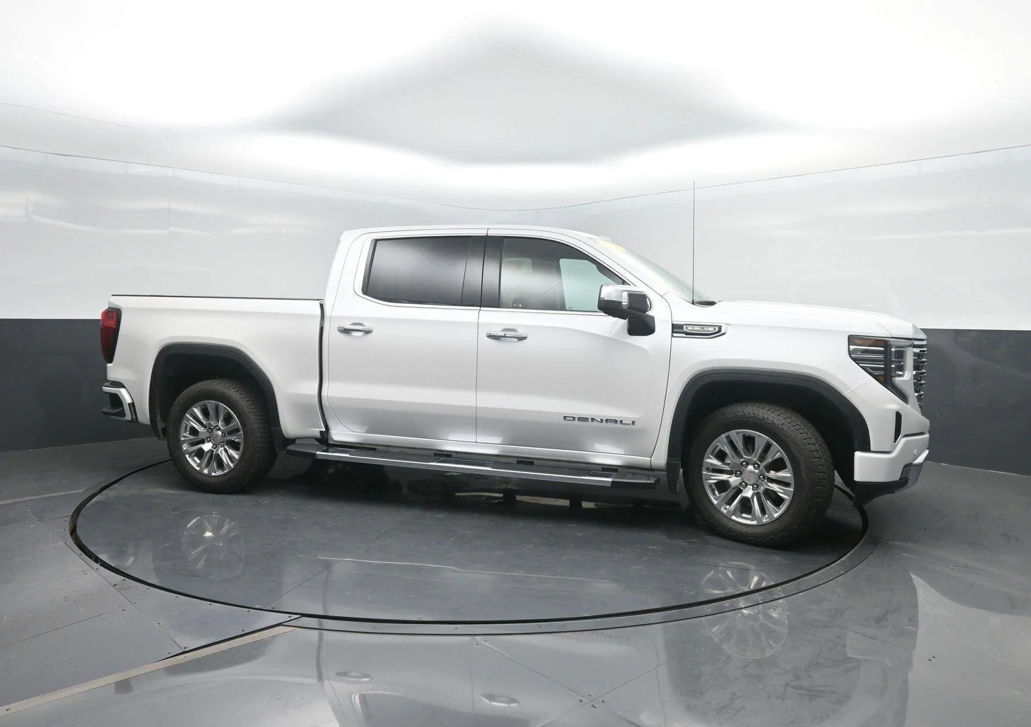 Used 2025 White Frost Tricoat GMC Denali image 3