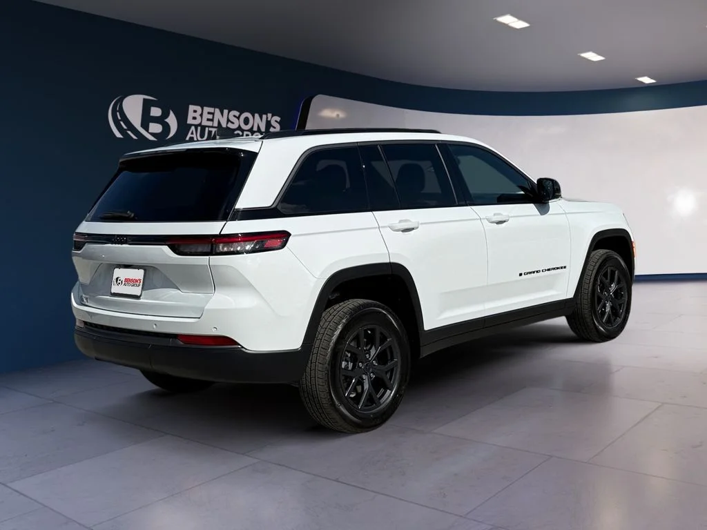 New 2027 White Jeep Laredo Altitude image 5