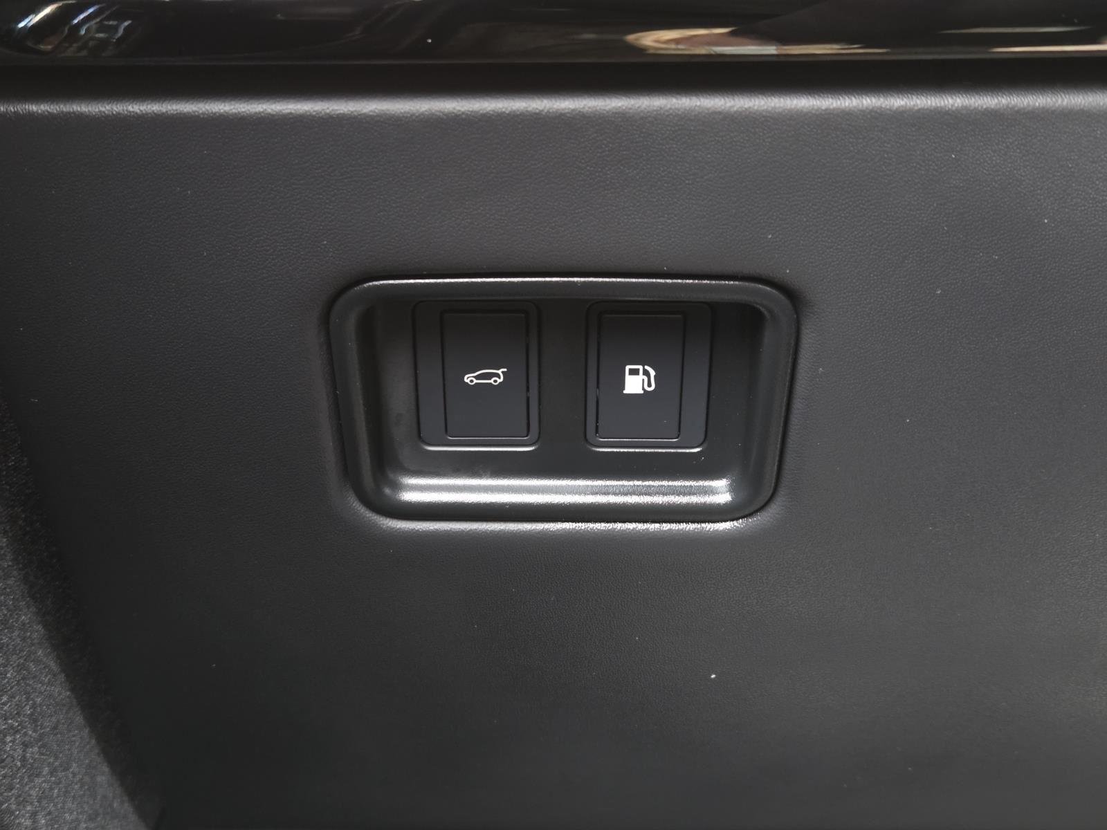 Used 2024 Santorini Black Metallic Land Rover Autobiography image 21