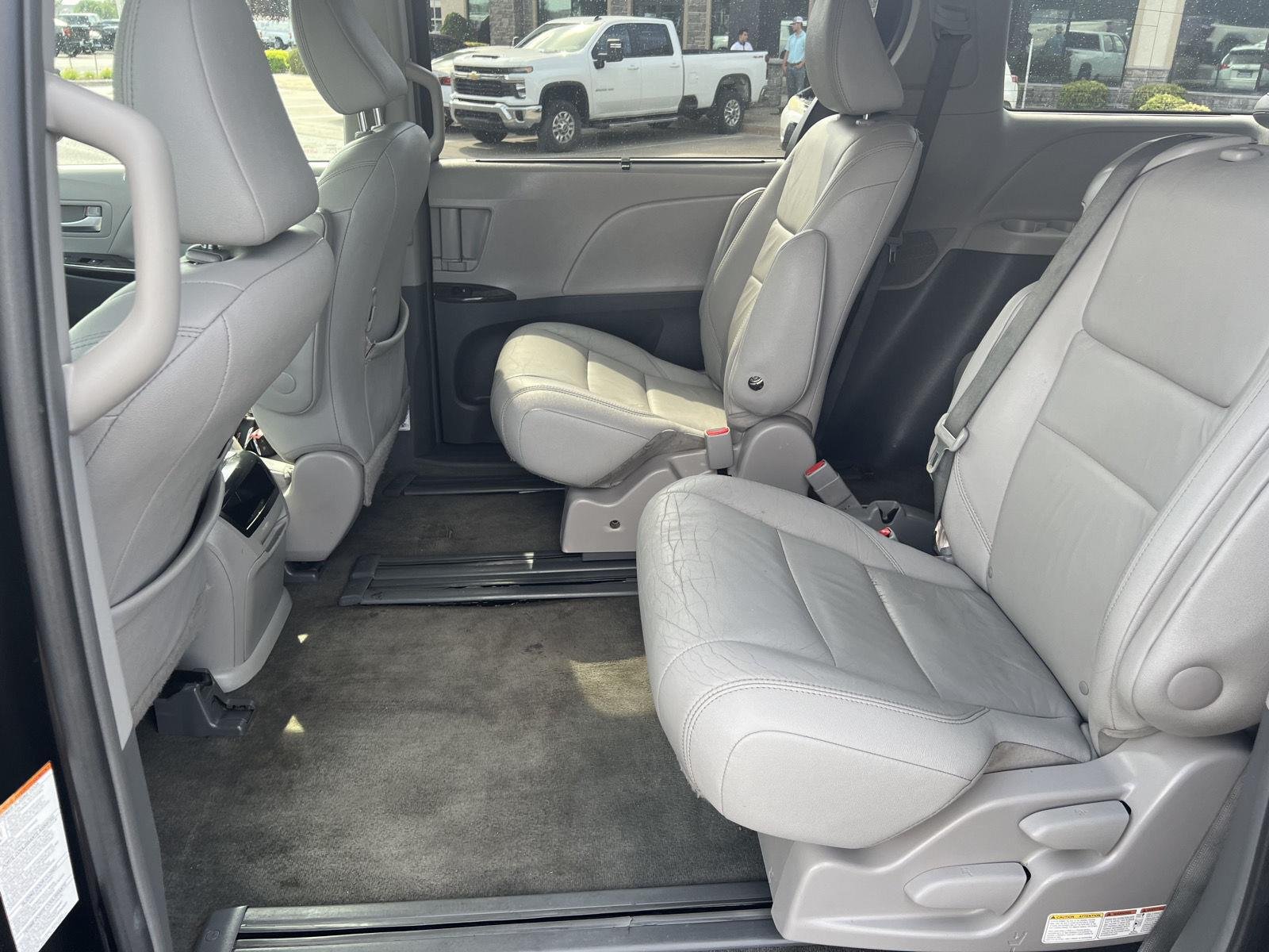 2016 Toyota Sienna XLE - Photo 32
