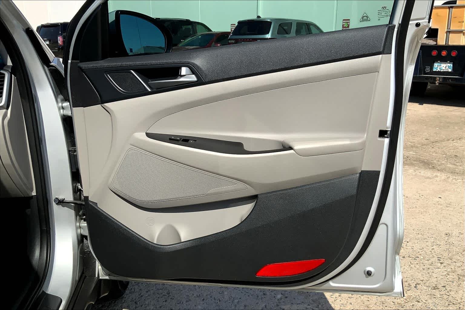 Used 2018 Molten Silver Hyundai SE image 22