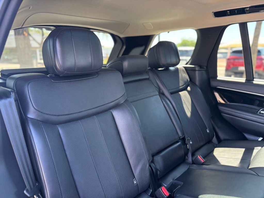 Used 2023 Santorini Black Metallic Land Rover SE image 7