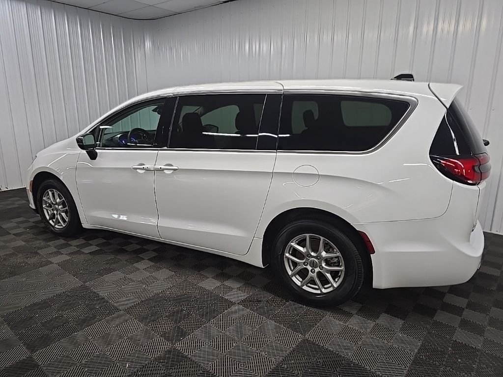Used 2024 White Chrysler Touring L image 4