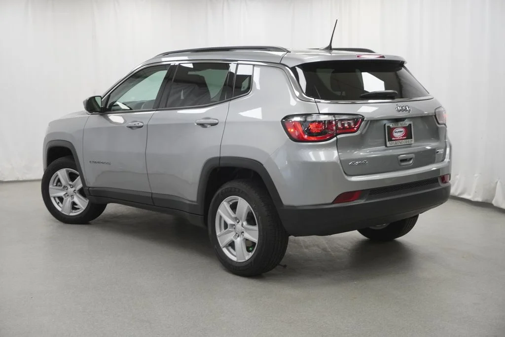 Certified Used 2022 Silver Jeep Latitude image 13