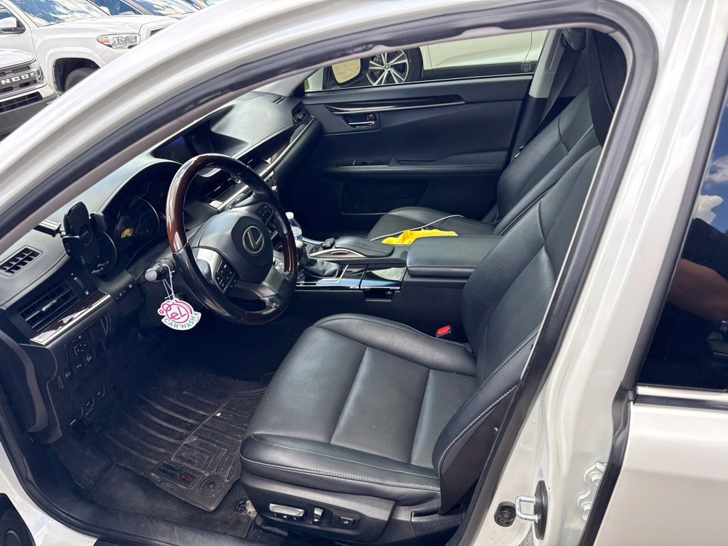 Used 2018 White Pearl Lexus 300h image 2