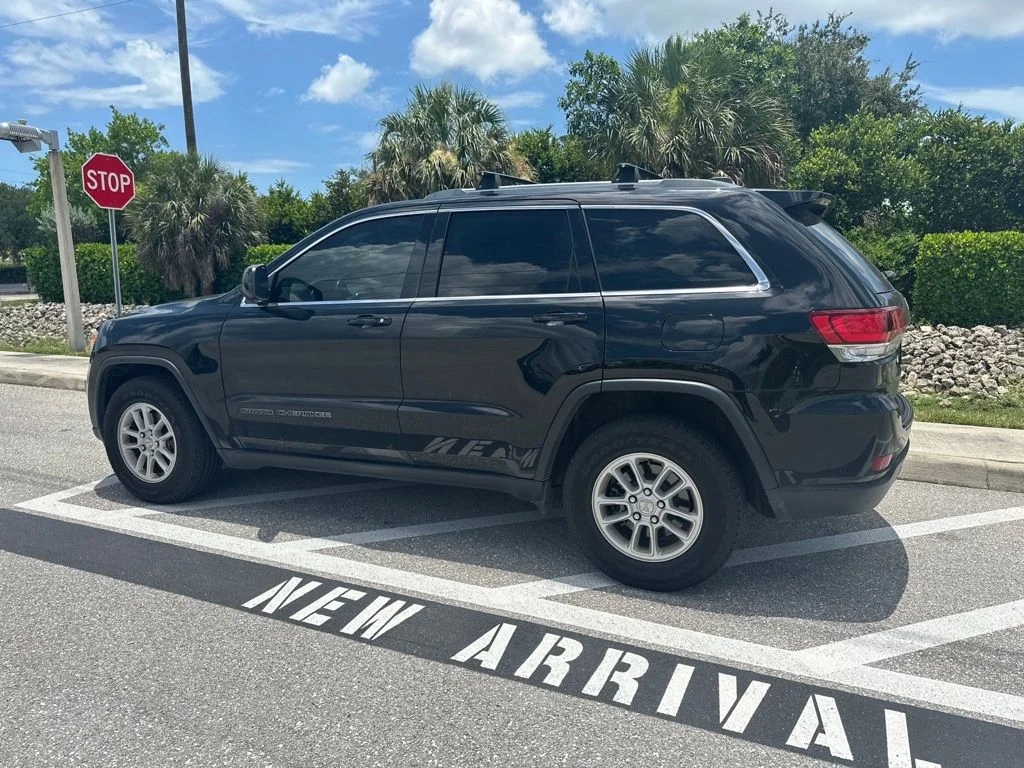 Used 2020 Diamond Black Jeep Laredo E image 9