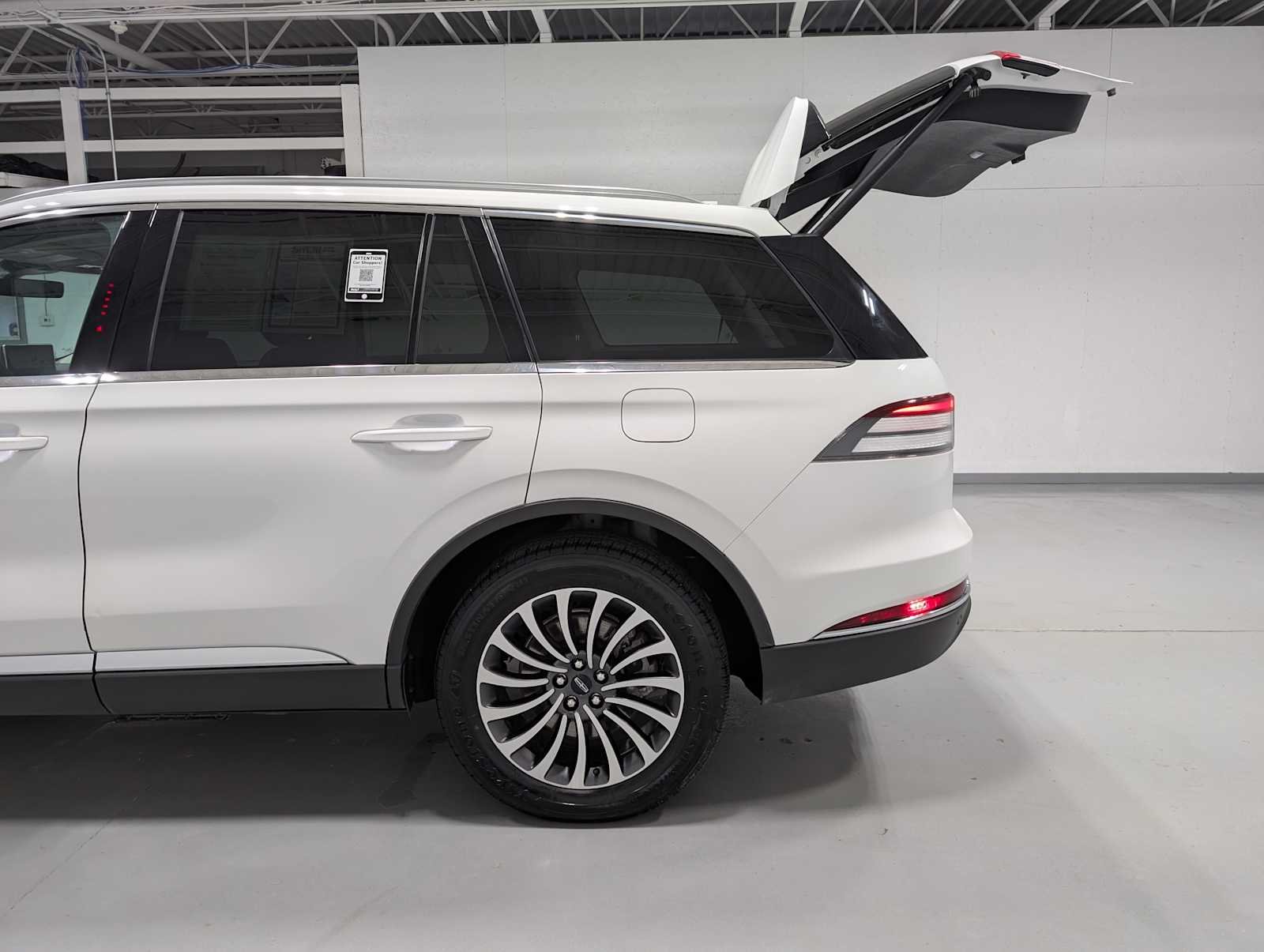 Used 2023 Pristine White Lincoln Reserve image 11
