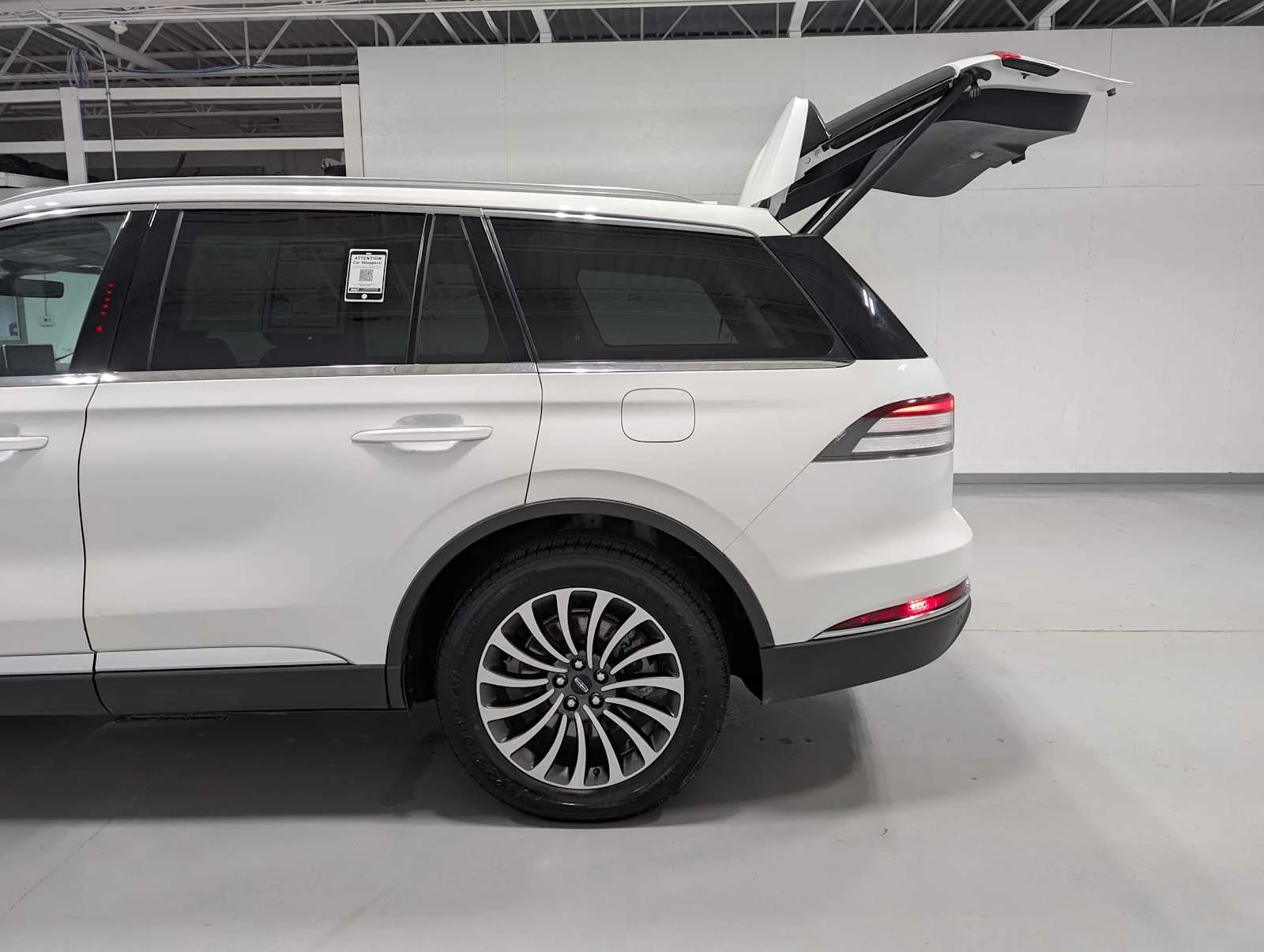 Used 2023 Pristine White Lincoln Reserve image 11