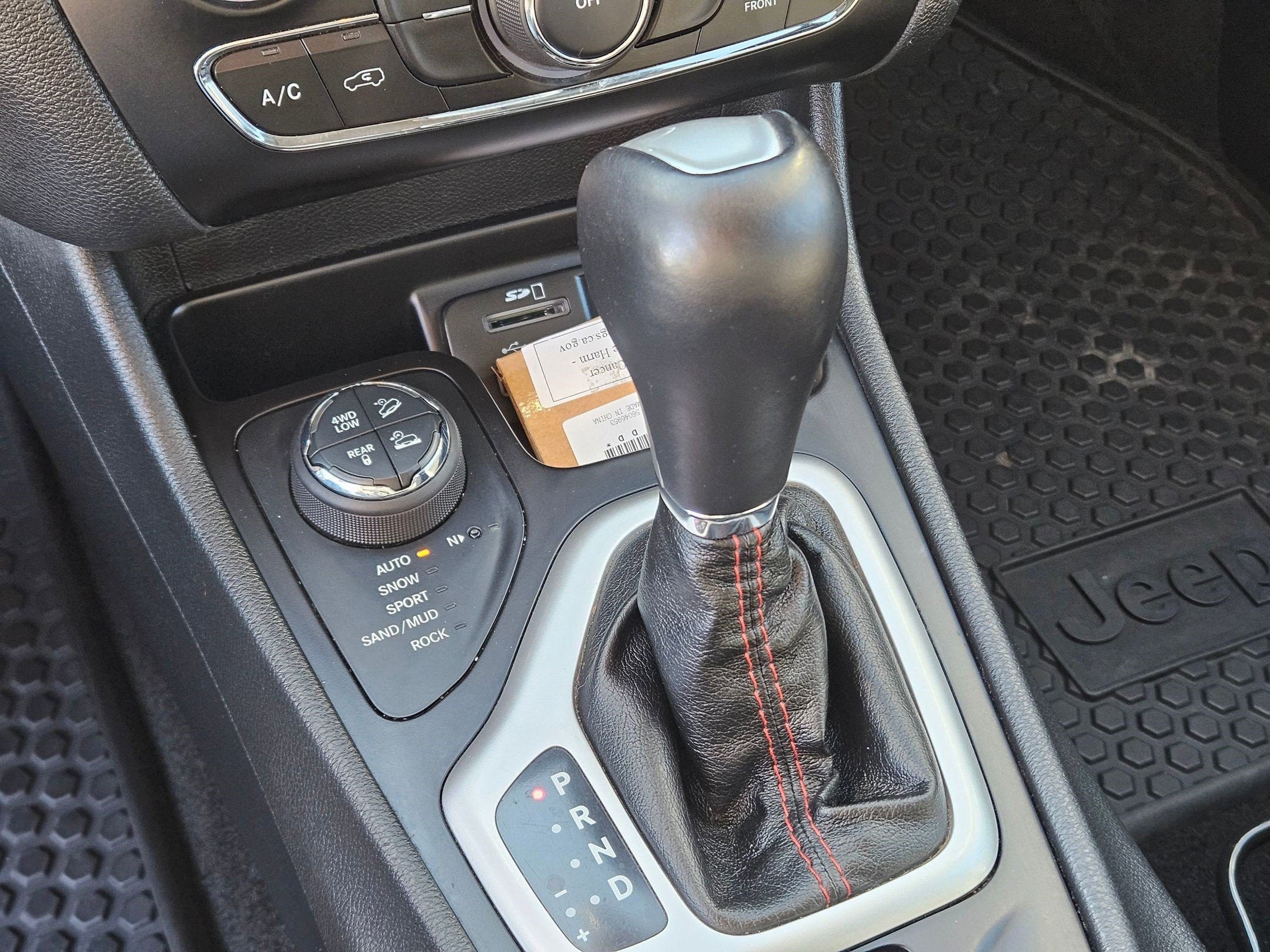 Used 2015 Granite Crystal Clearcoat Metallic Jeep Trailhawk image 25
