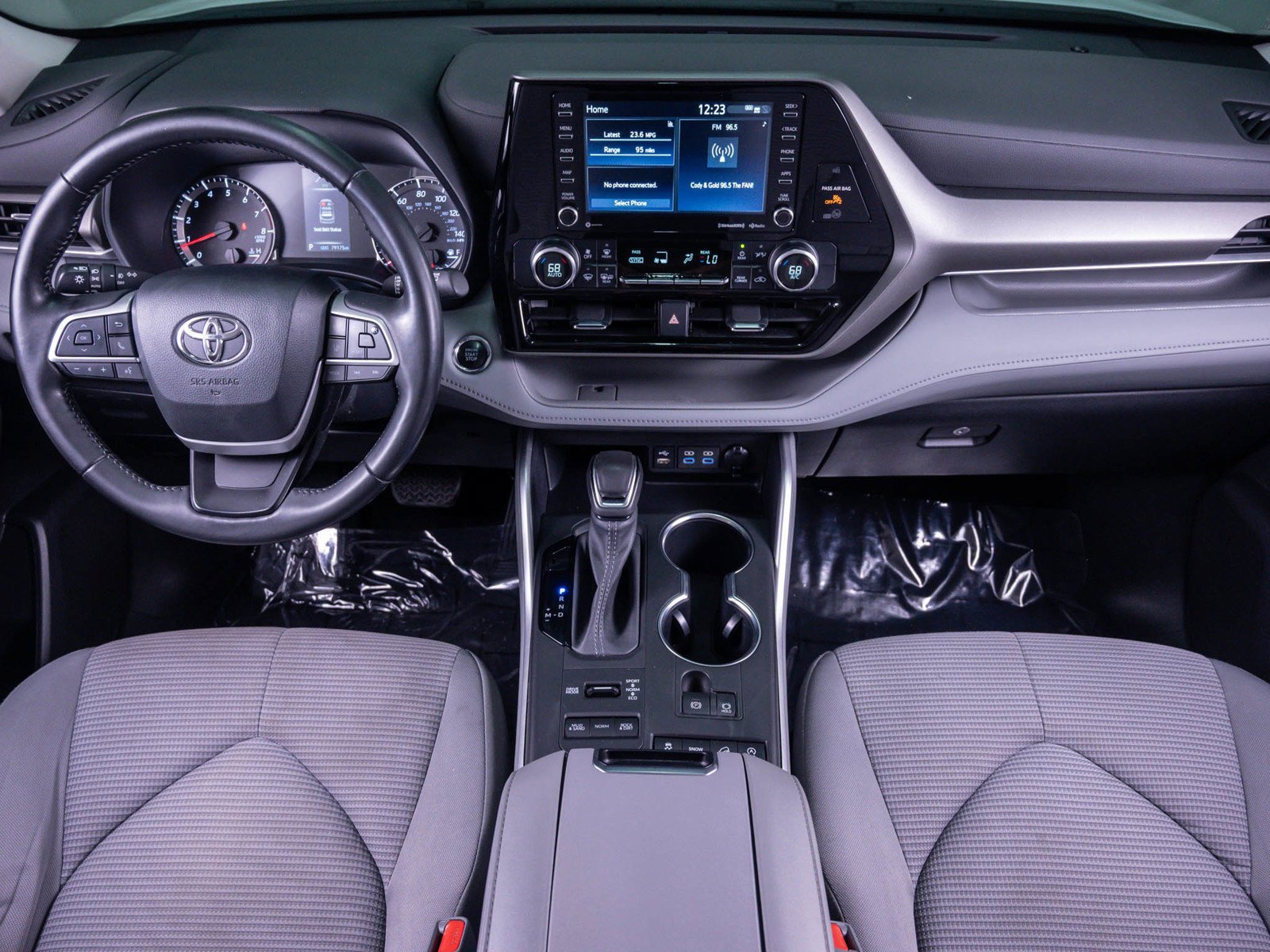 Used 2022 Pearl Toyota LE image 18