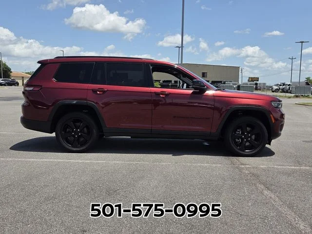 Used 2023 Red Jeep Altitude image 6