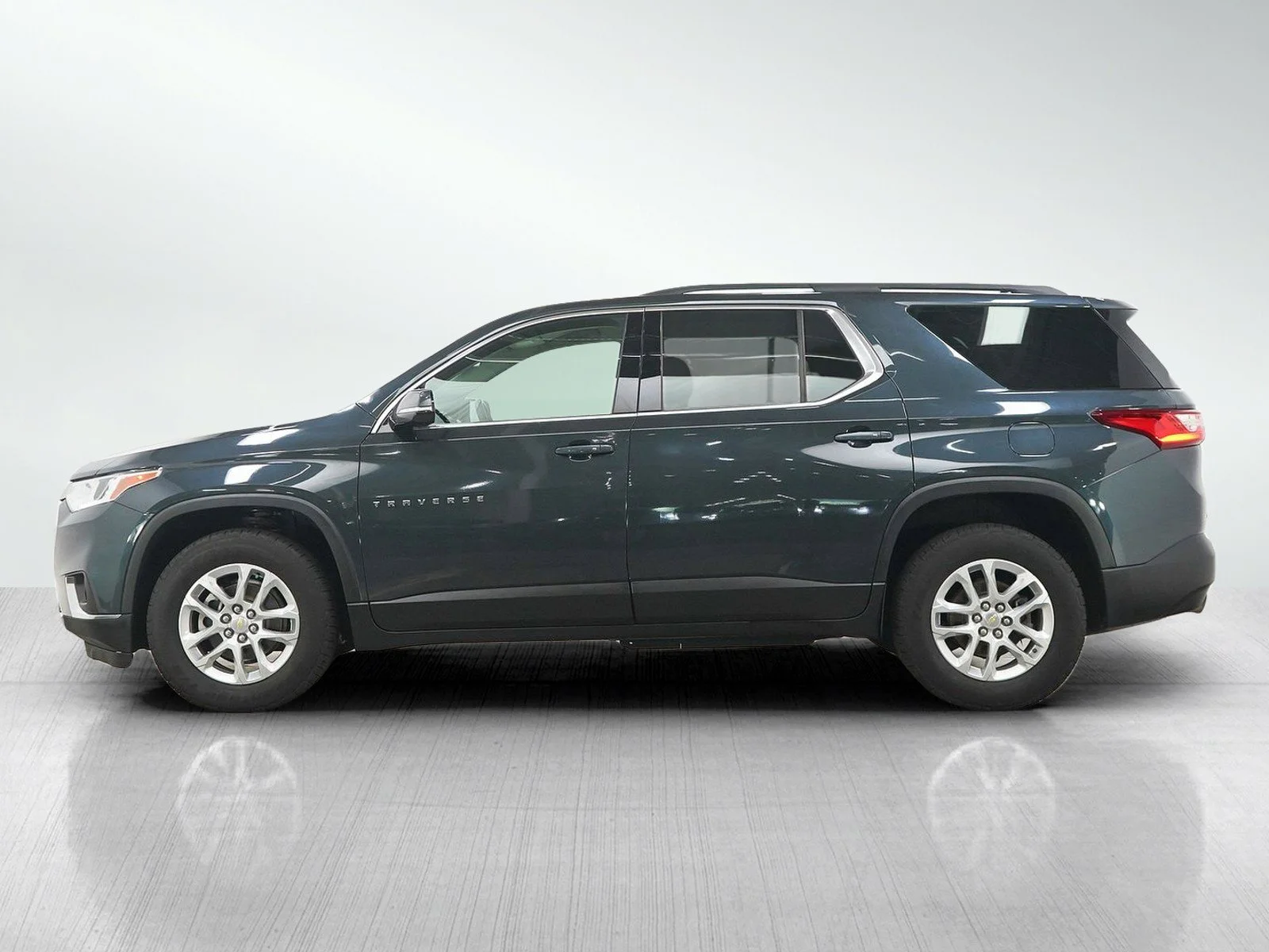 Used 2019 Chevrolet Traverse 1LT with VIN 1GNEVGKW1KJ176299 for sale in Burnsville, Minnesota