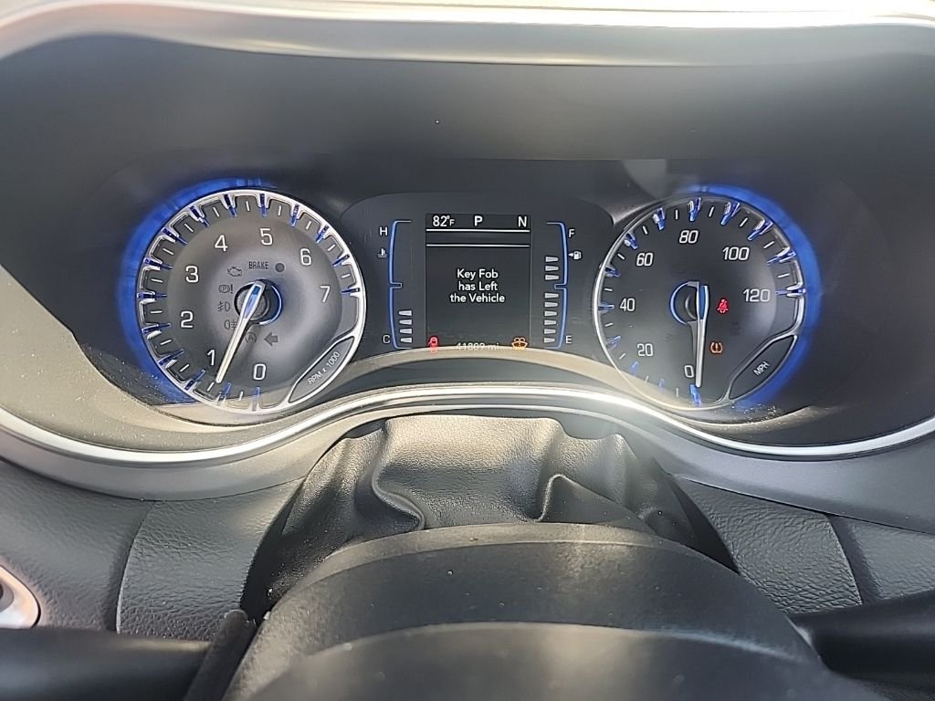 Used 2019 Bright White Clearcoat Chrysler Touring L image 21
