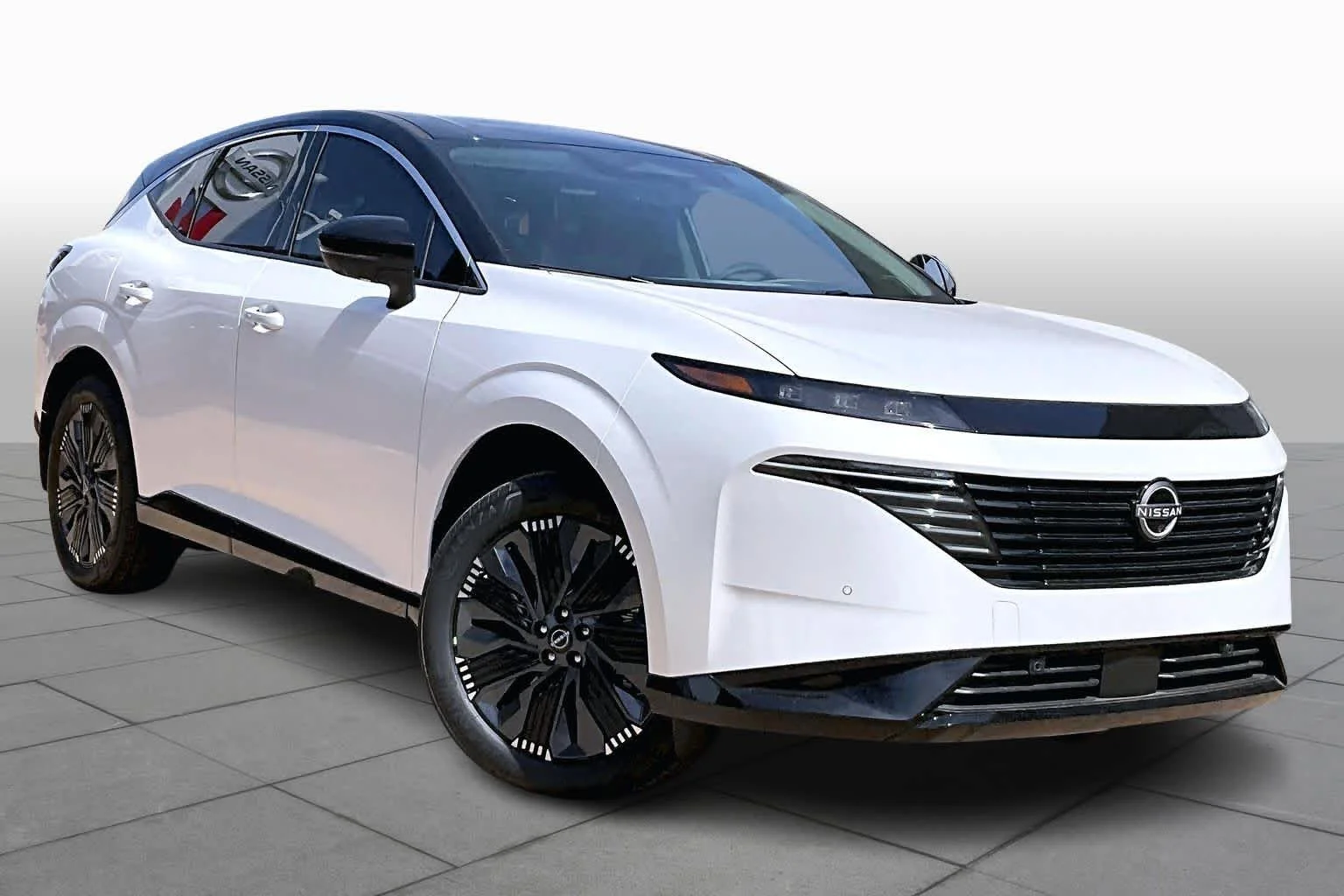 New 2026 Everest White Pearl TriCoat / Super Black Two-tone Nissan Platinum image 2