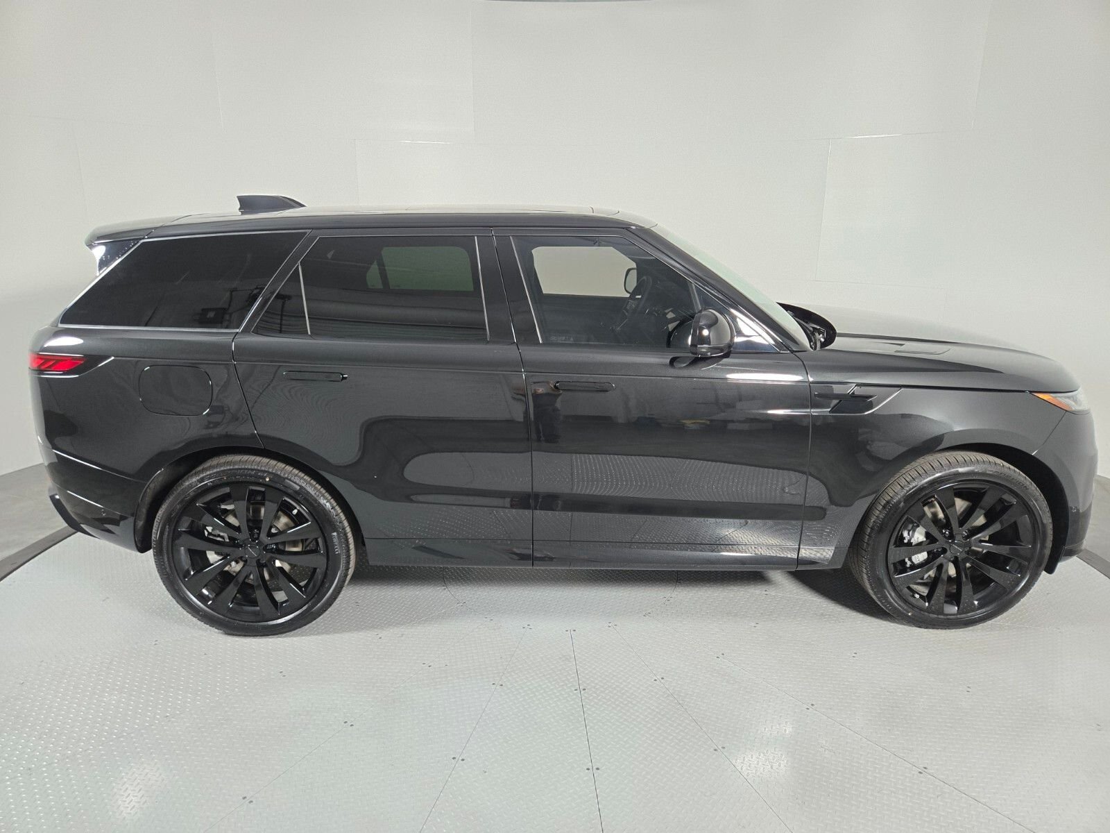 New 2026 Santorini Black Land Rover Dynamic SE image 6