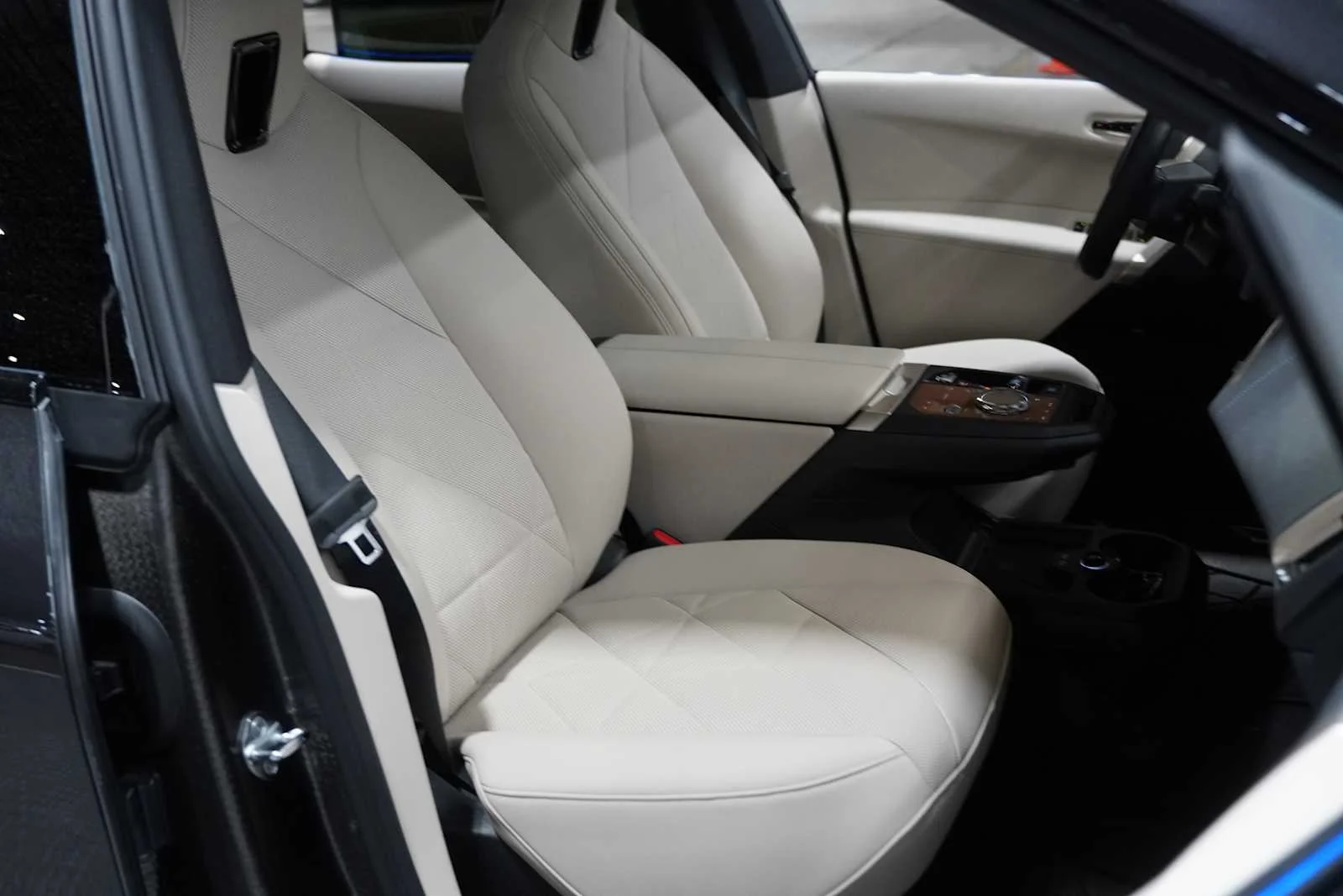 Certified Used 2024 Dark Graphite Metallic BMW xDrive50 image 11