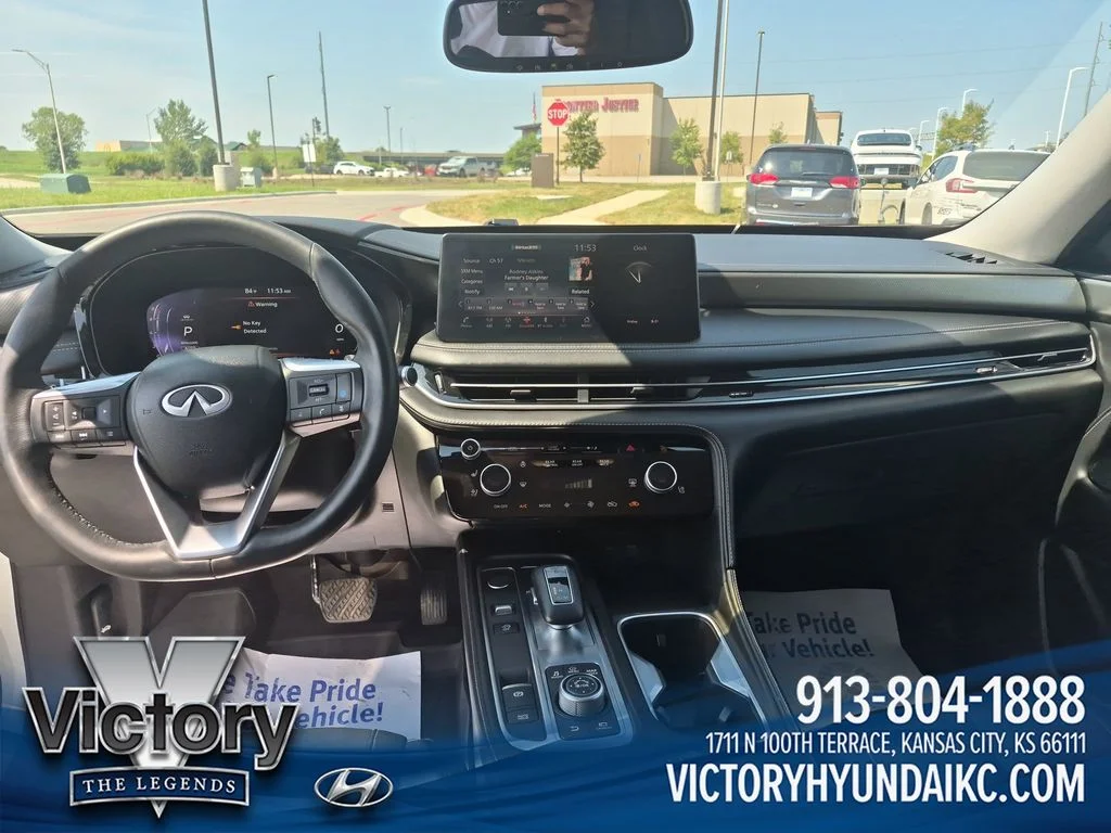 Used 2022 White INFINITI LUXE image 12