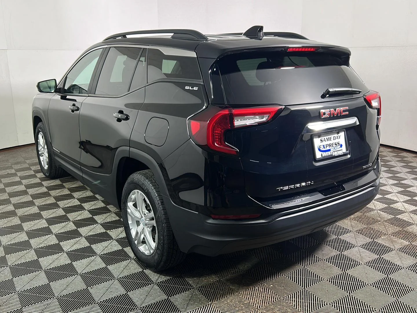 Used 2022 Ebony Twilight Metallic GMC SLE image 10