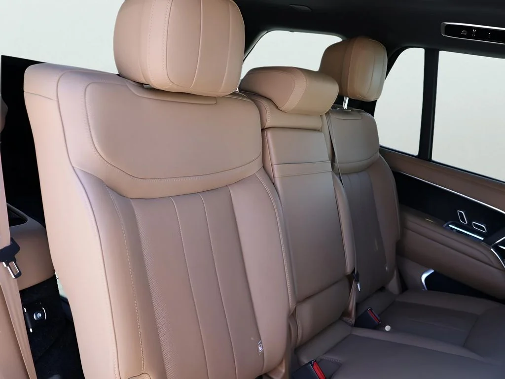 Used 2025 Fuji White Land Rover SE image 12