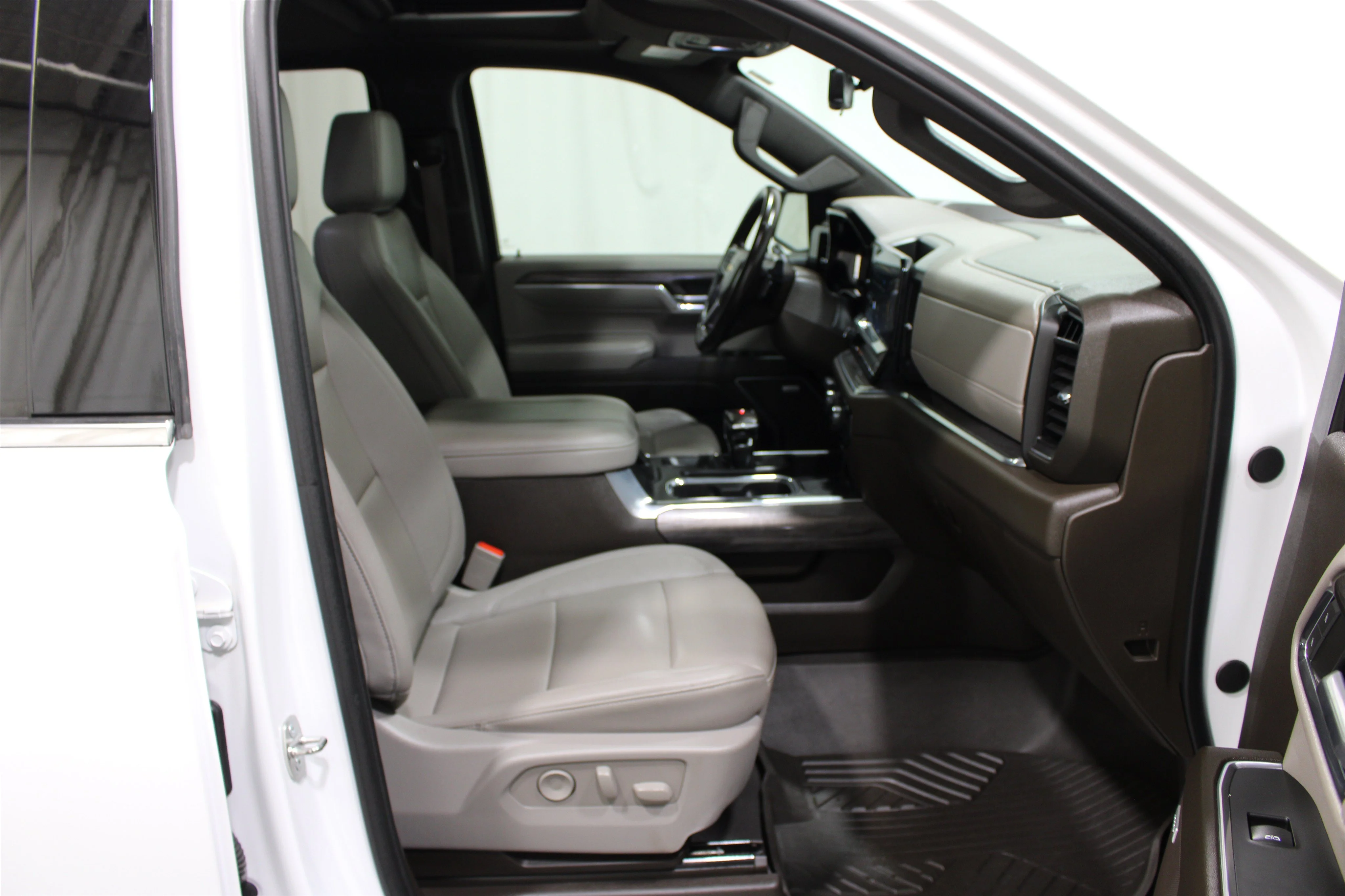 2024 Chevrolet Silverado 1500 LTZ - Photo 25