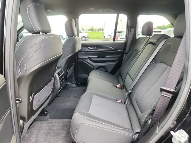 Used 2025  Jeep Laredo image 26