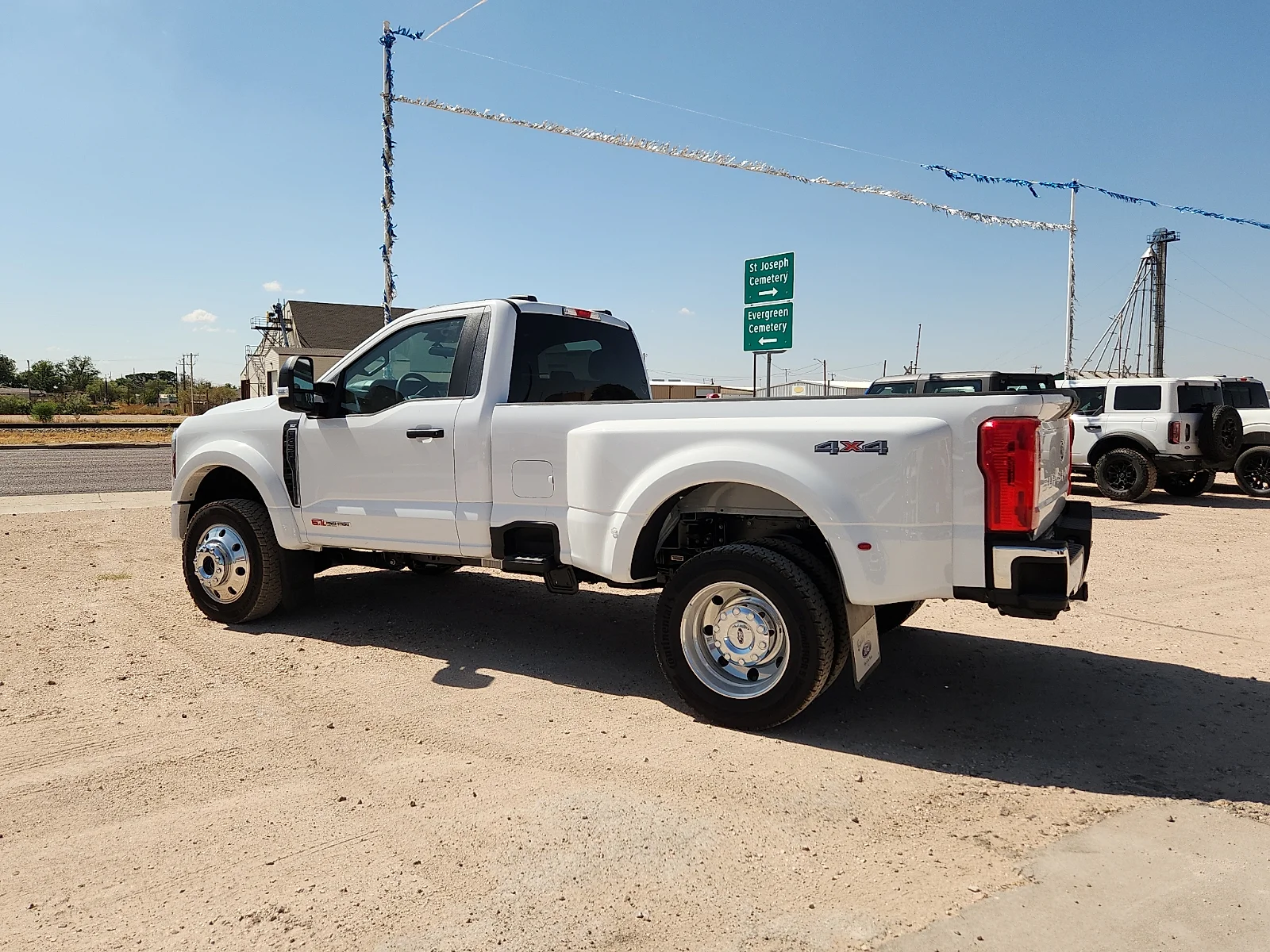 New 2027 Oxford White Ford XLT image 4