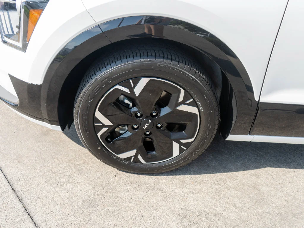 Certified Used 2023 White Kia Wind image 27
