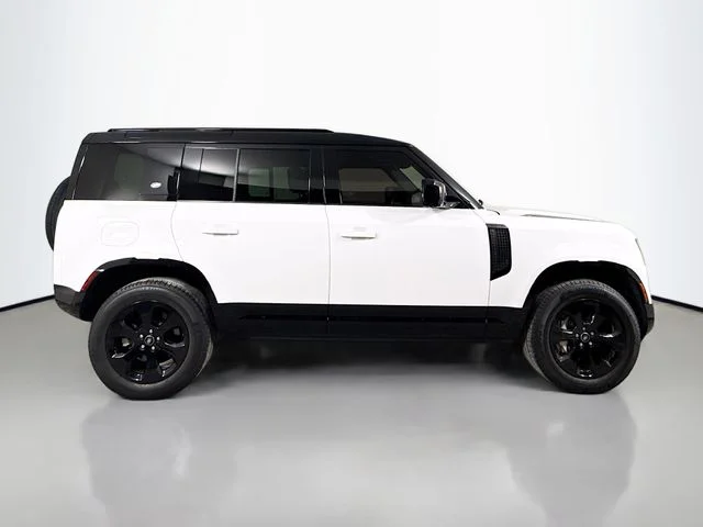 Used 2022 White Land Rover X-Dynamic HSE image 4