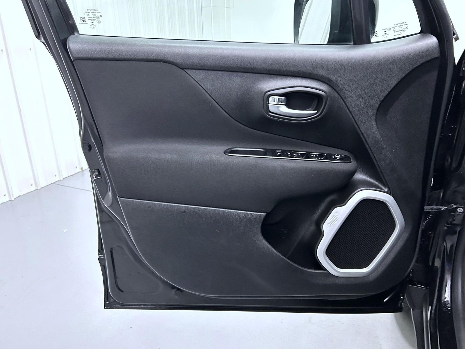 Used 2020 Black Jeep Latitude image 9