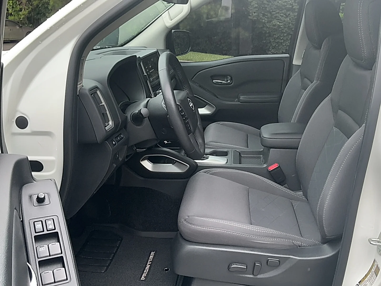 Used 2025  Nissan Crew Cab SV 4x2 image 12