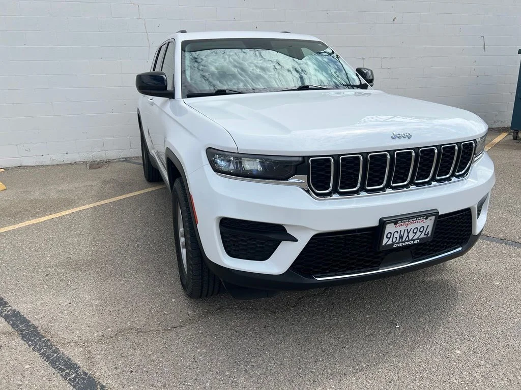 Used 2023 Bright White Clearcoat Jeep Laredo image 9