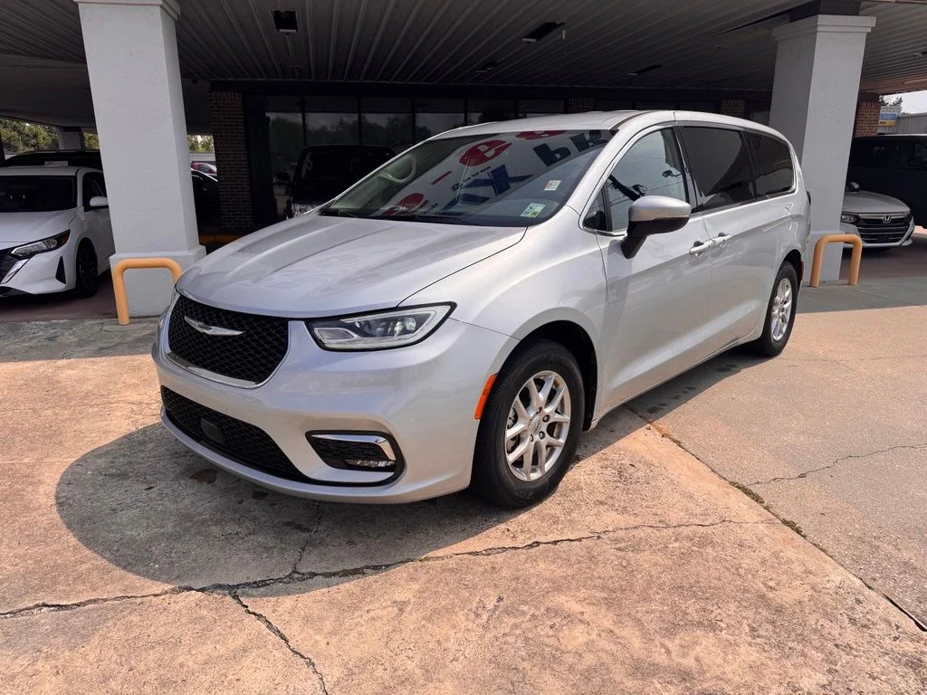 Used 2023 Silver Chrysler Touring L image 2