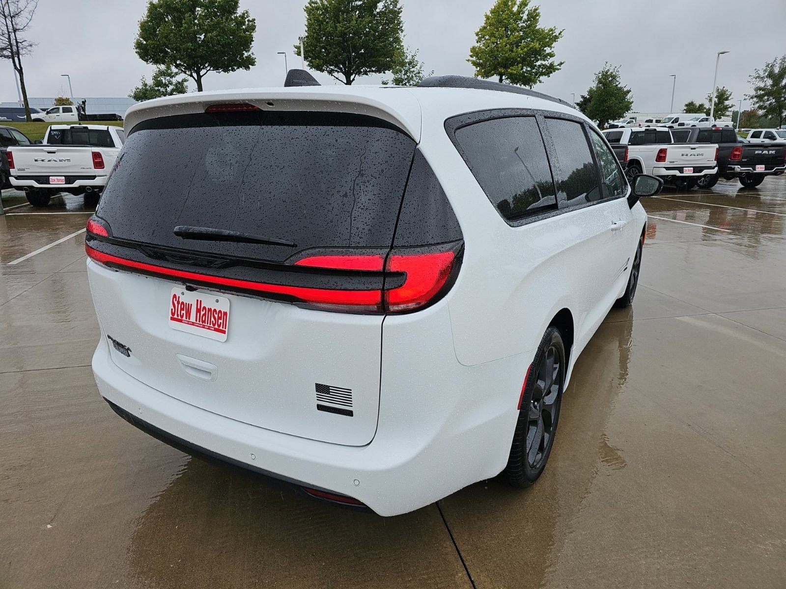 New 2027 Bright White Clearcoat Chrysler Select image 5