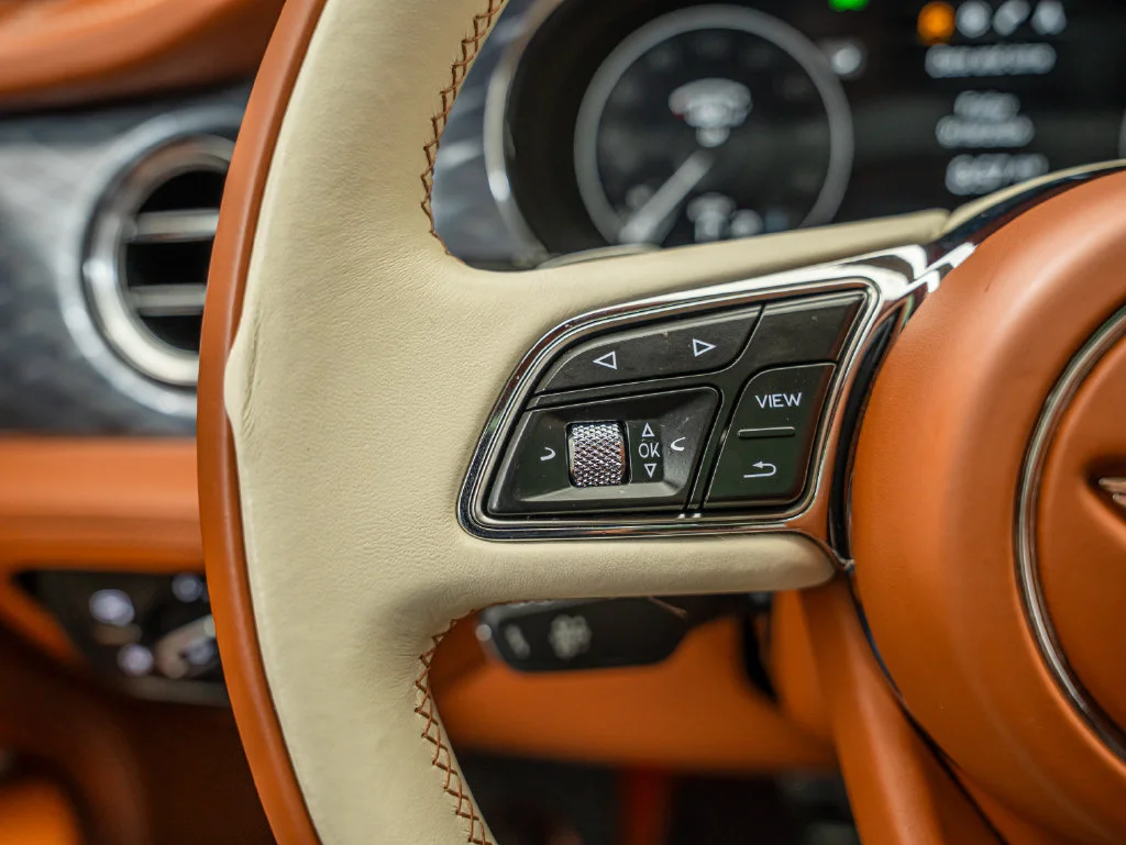 Used 2022 White Bentley V8 image 29