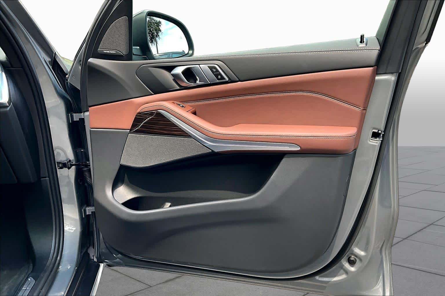 Used 2026 Skyscraper Grey Metallic BMW xDrive40i image 23