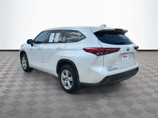 Used 2020 White Toyota LE image 5