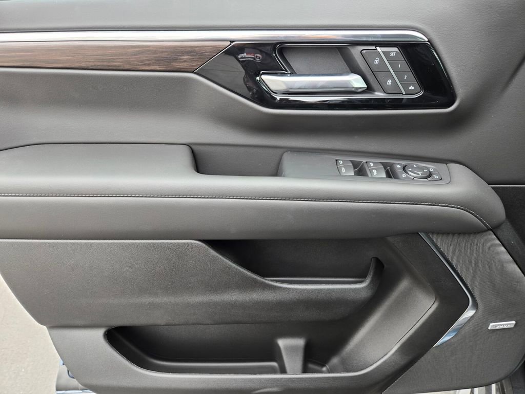 2025 Chevrolet Suburban LT - Photo 9