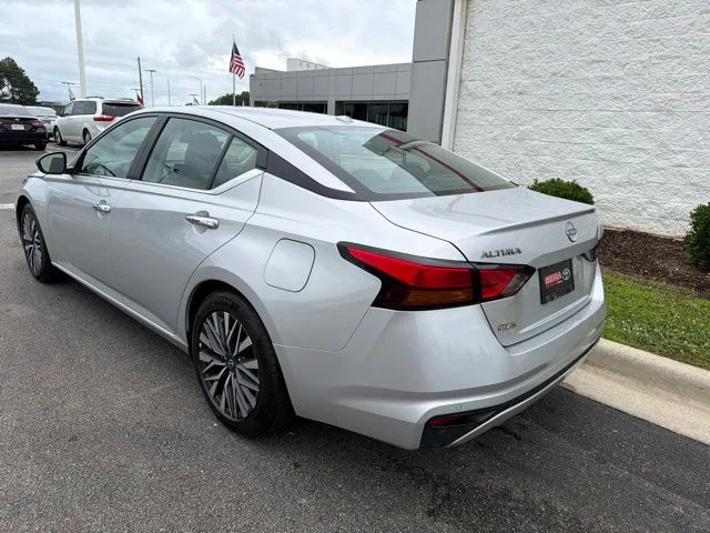 Used 2025 Silver Nissan 2.5 SV image 7