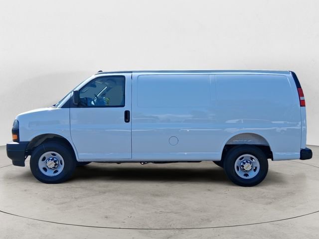 New 2025 Summit White Chevrolet WT image 2
