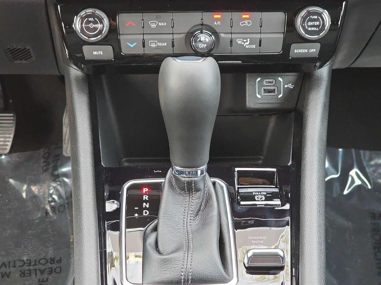 Used 2026 Bright White Clearcoat Jeep Latitude Altitude image 21