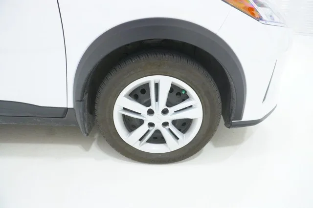 Used 2025  Nissan S image 5