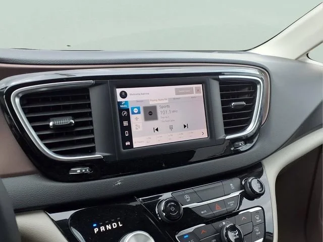 Used 2023  Chrysler LX image 8