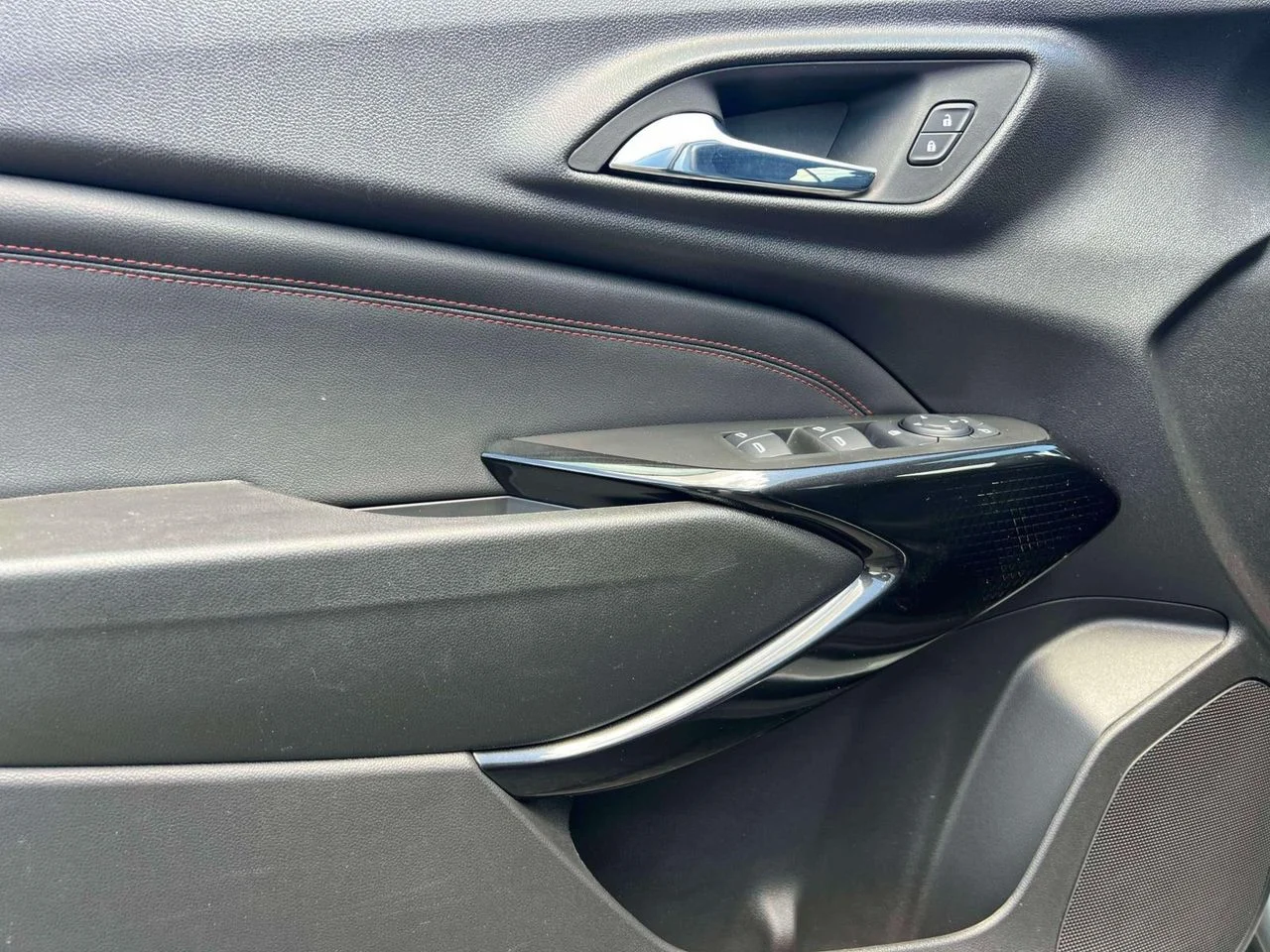 Used 2024 Sterling Gray Metallic Chevrolet FWD 2RS image 18