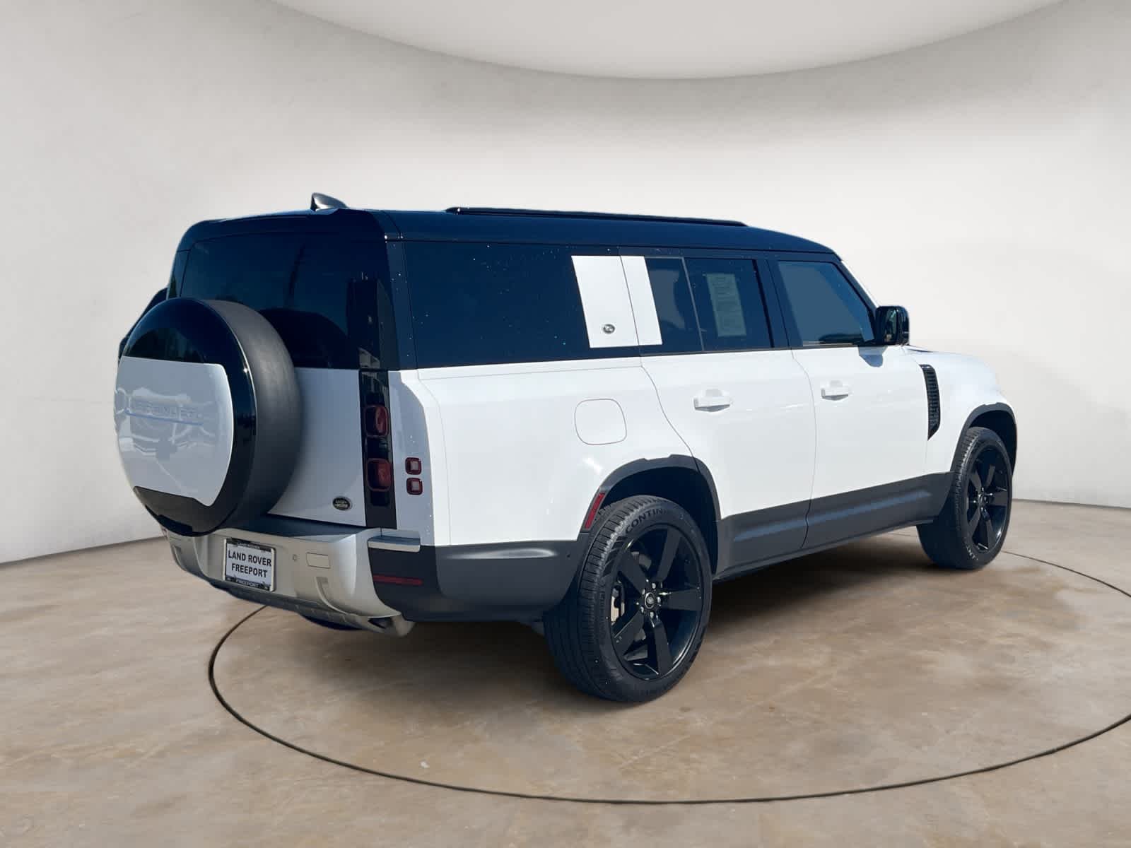 Used 2023 Fuji White Land Rover SE image 5