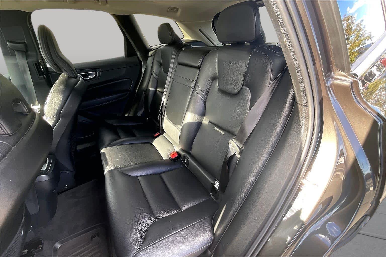 Used 2021  Volvo Momentum image 19